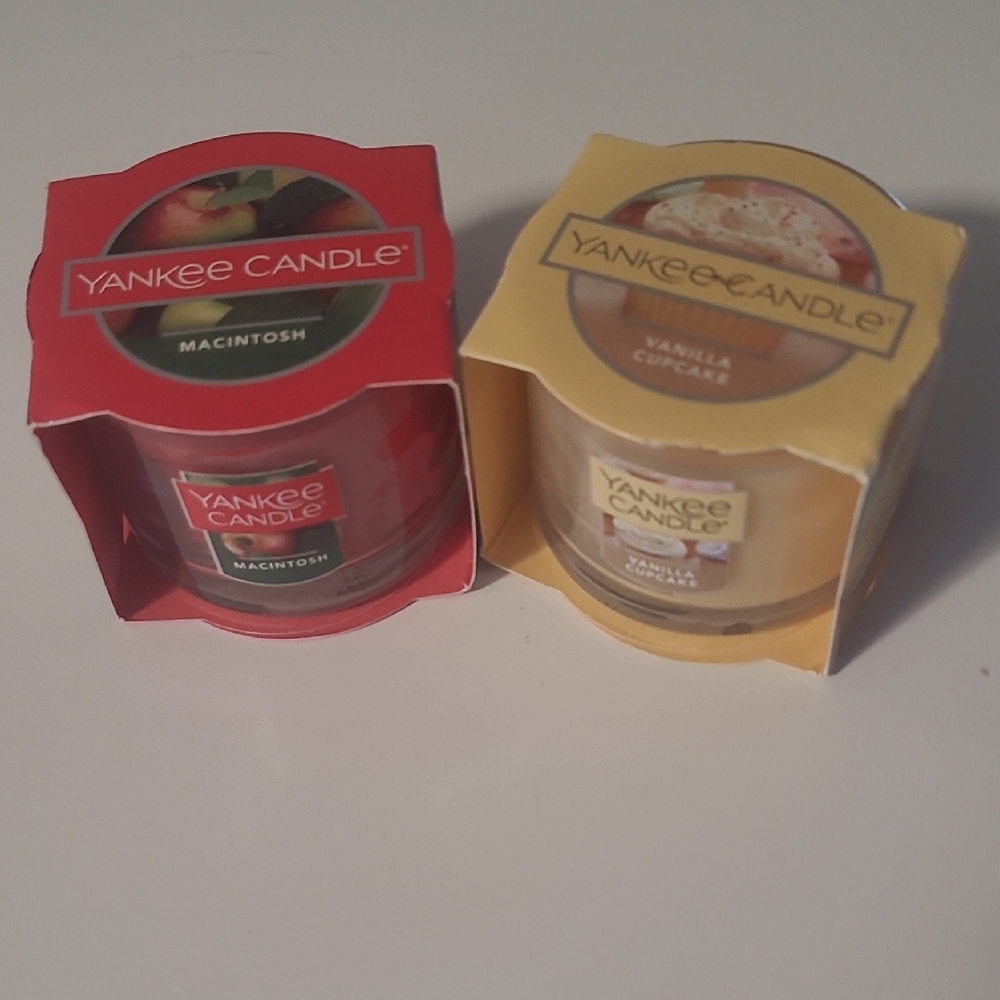 Yankee Candle Macintosh Red and Vanilla Cupcake Yellow Duo